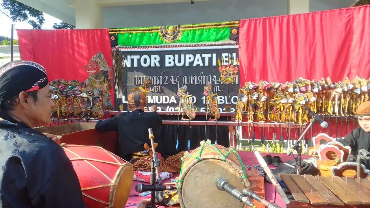 Di Antara Zaman yang Bergeser, Ki Pasiran dan Nyi Isnawati Menjaga Napas Wayang Krucil Blora - Budayantara TV