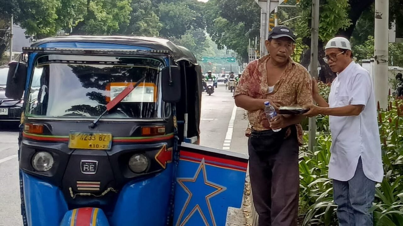 Bukan Hanya Bekasi & Bogor, Program Jumat Berkah Wartawan Kembali Menyapa Warga Jalanan di Kebon Sirih - Budayantara TV