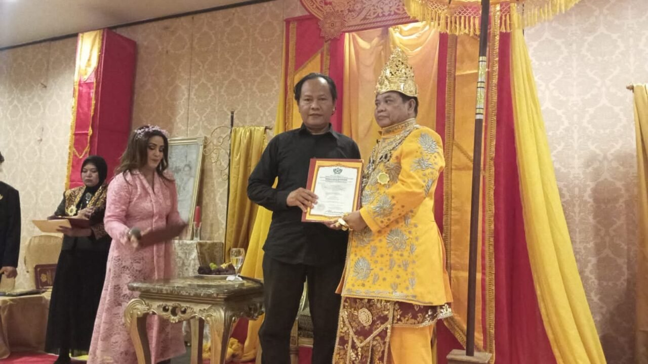 Budayantara Media Terima Penghargaan dari Maharaja Kutai Mulawarman, Konsistensi Budaya Nusantara Diapresiasi - Budayantara TV