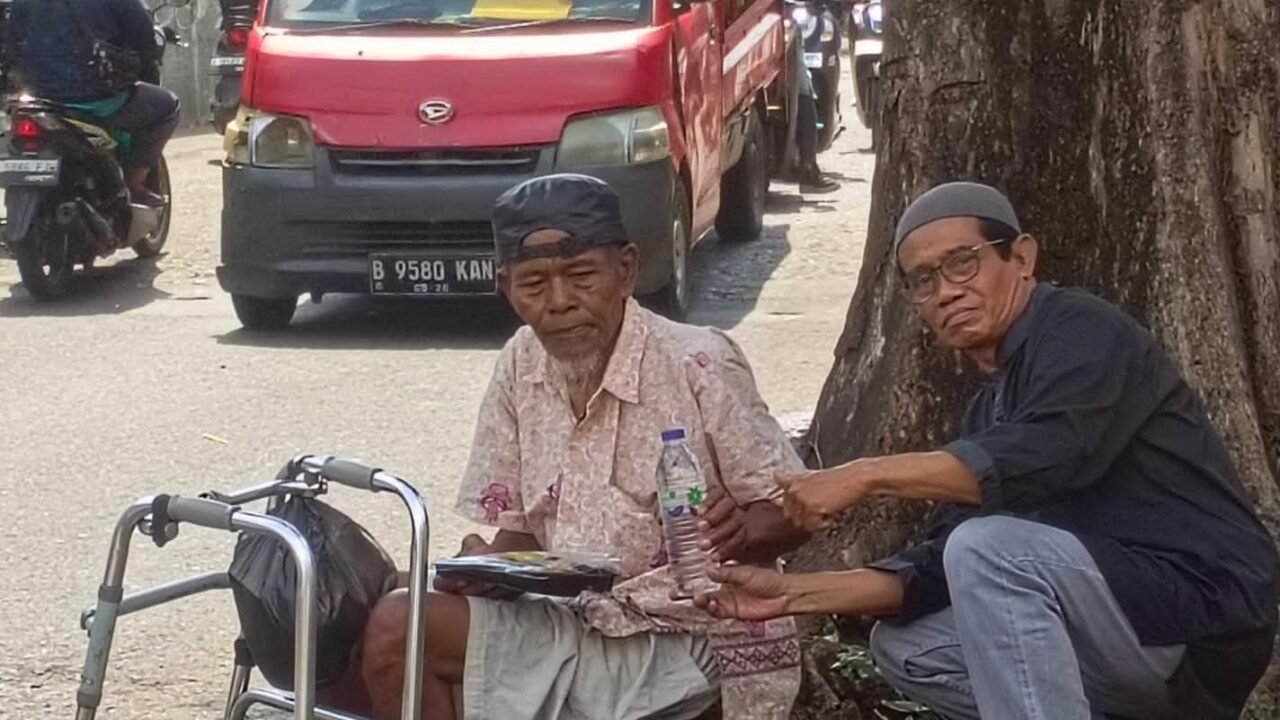 Selain Temui Penerima Manfaat Pinggir Jalan, PROGRAM JUMAT BERKAH WARTAWAN Blusukan ke Rumah Warga di Jaktim - Budayantara TV