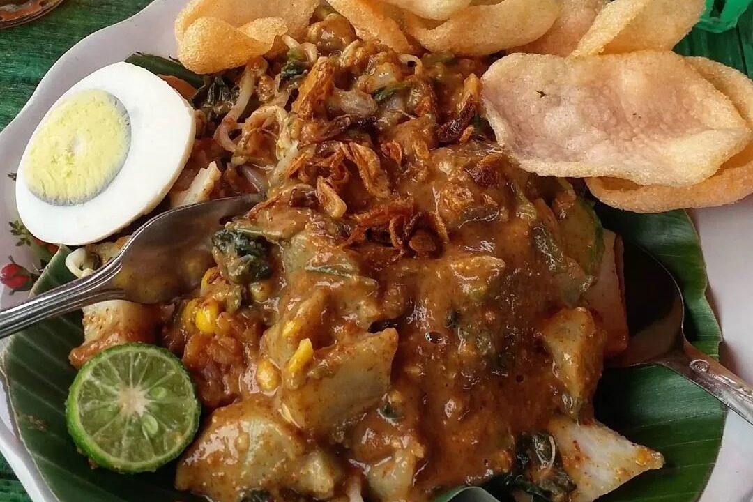 Kuliner Legendaris Pasar Jatinegara: Gado-gado Encim, Ikon Rasa dari 1960-an - Budayantara TV