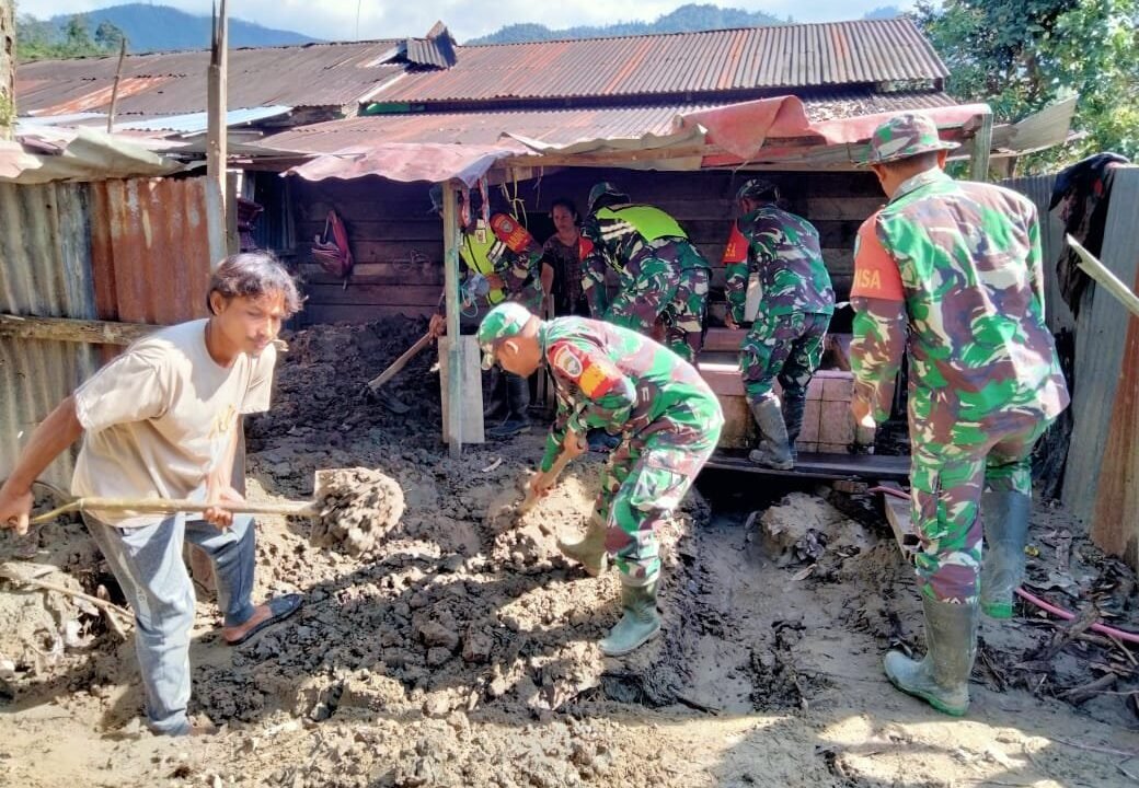 TNI dan Warga Gotong Royong Bersihkan Permukiman Pascabanjir di Aceh Tenggara - Budayantara TV