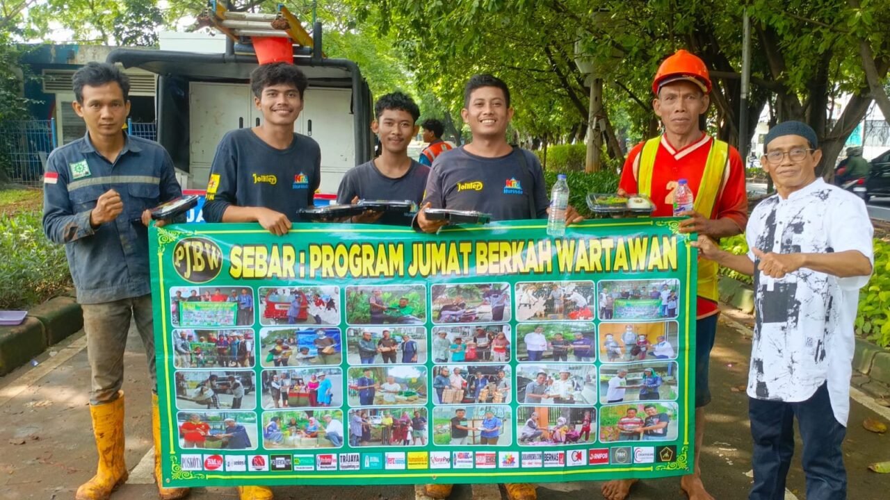 Program Jumat Berkah Wartawan Tebar Kepedulian hingga Keluarga Penggali Kubur TPU Prumpung - Budayantara TV