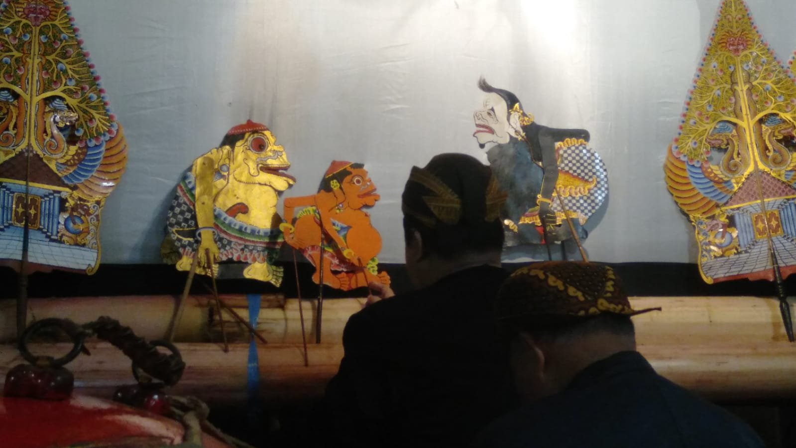 Pagelaran Wayang Kulit di Lereng Gunung Arjuno: Harmoni Tradisi, Spiritualitas, dan Peradaban Kuno-Modern