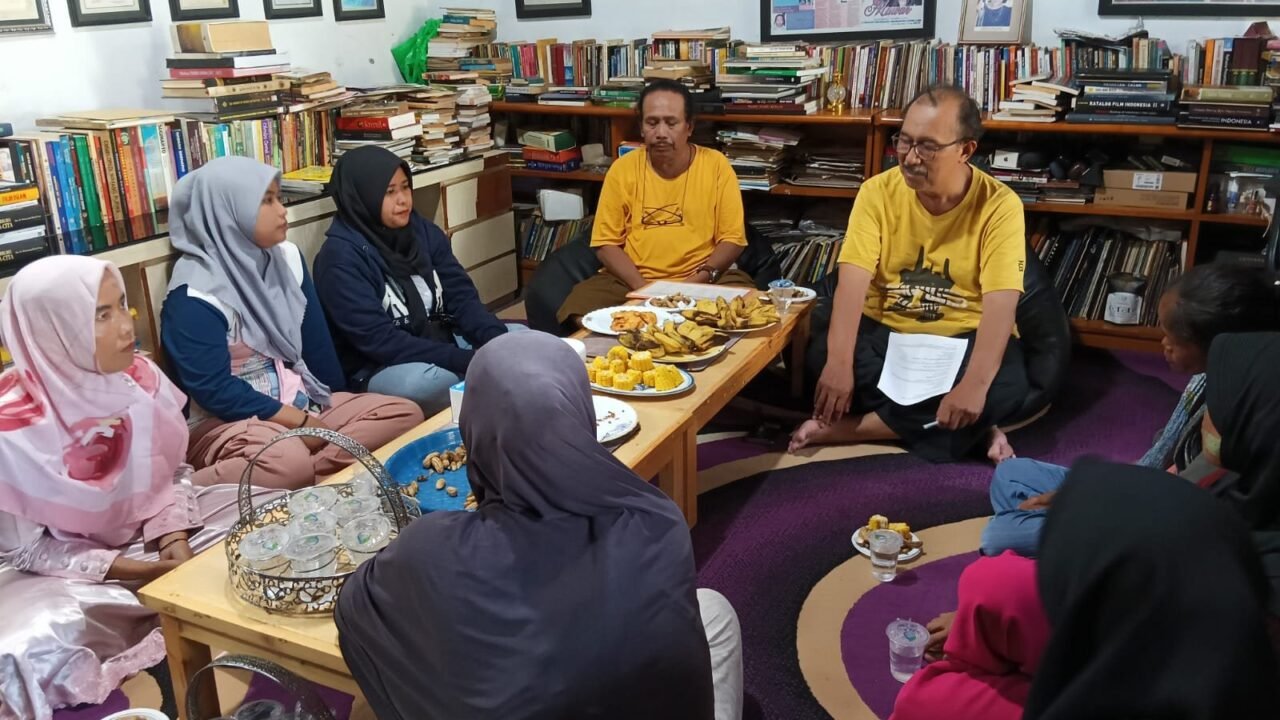 Yayasan Humaniora Rumah Kemanusiaan Bantu Keluarga Pemulung Agar Anaknya Bisa Sekolah - Budayantara TV