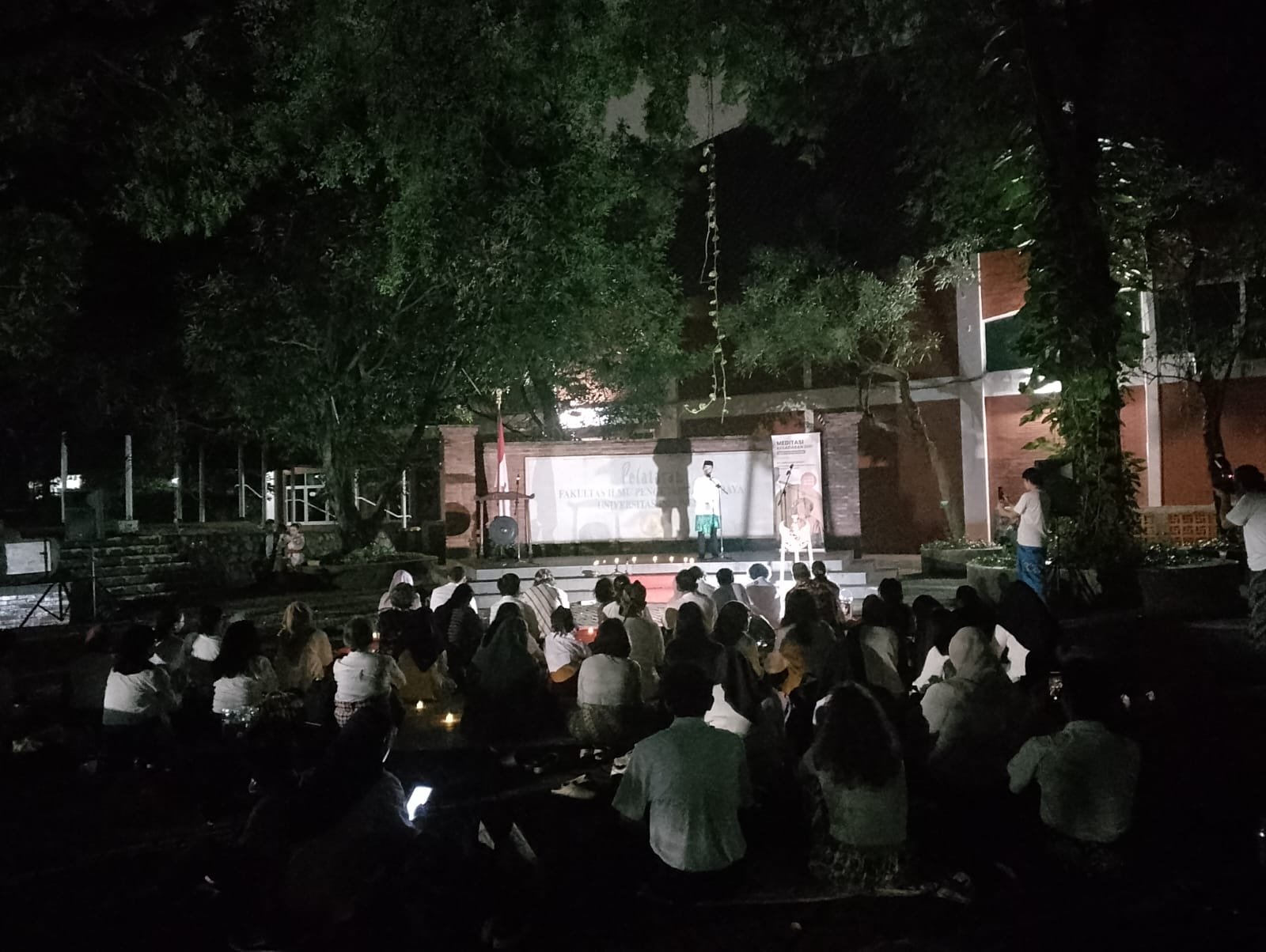 Malam Purnama Tirakatan Pancasila di UI: Kontemplasi Kebangsaan di Bawah Cahaya Blue Moon Langka