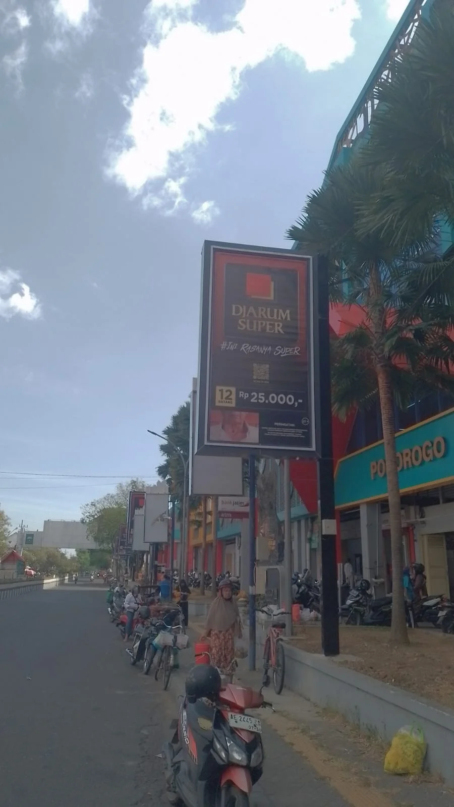 Duh… Semrawutnya Papan Reklame di Pasar Legi, Cermin Dilema Kejar PAD dan Tata Kota Ponorogo