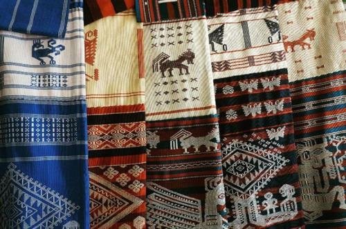 Tenun Ikat Sumba: Mahakarya Tekstil Penuh Simbol Kehidupan - Budayantara TV