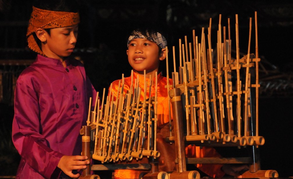 Angklung: Alunan Bambu Harmonis dari Tanah Sunda - Budayantara TV