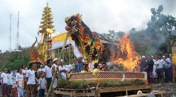 Upacara Ngaben: Ritual Melepas Jiwa Menuju Moksa di Bali - Budayantara TV
