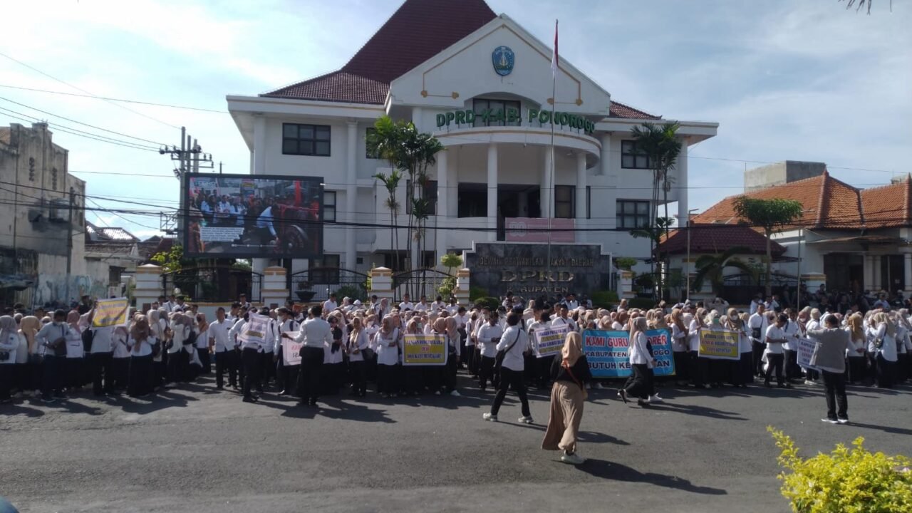 Ratusan Guru Honorer non Dapodik di Kota Reyog Menuntut Pengakuan - Budayantara TV