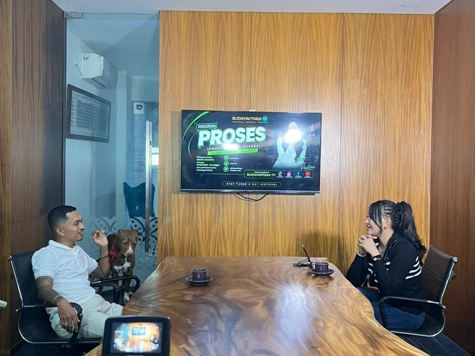 Shine Clinton Ungkap Dedikasi Selamatkan Ratusan Anjing di Podcast Profesional Sukses - Budayantara TV