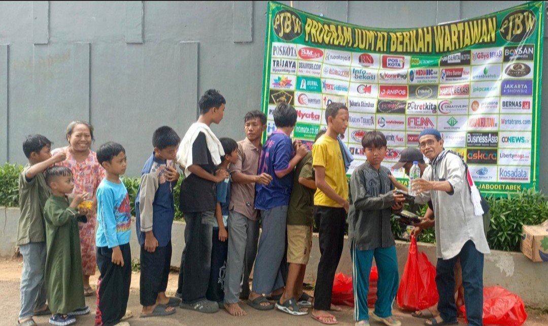 Sasar Pemukiman Padat di DKI, Jumat Berkah Wartawan Banyak Diserbu Kalangan Anak-anak dan Emak-emak