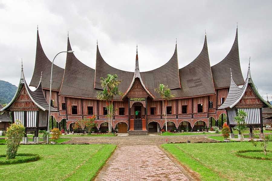 Rumah Gadang: Arsitektur Megah dan Filosofi Matrilineal Minangkabau - Budayantara TV